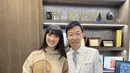 Saat di Korea ia pun merawat wajahnya dengan dokter yang ternama. Nampak terliha Raline mengenakan hoodie cokelat. (@ralineshah)