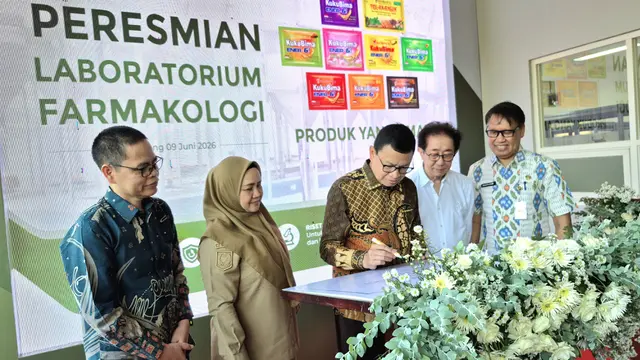 Kepala BPOM Prof. dr. Taruna Ikrar, M.Biomed., MD., Ph.D. menandatangani prasasti peresmian Laboratorium Farmakologi Sido Muncul, Bergas, Kabupaten Semarang, 9 Juni 2026.