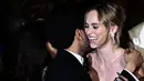 Perpaduan gaya klasik dan edgy dengan sentuhan Prancis serta pengaruh bohemian menjadi ciri penampilan Lily-Rose Depp. (LOIC VENANCE/AFP)
