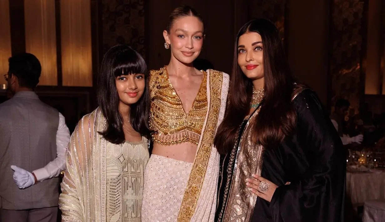Penampilan Gigi Hadid yang memakai sari itu pun menyita perhatian publik. Ia tampak besenang-senang menghadiri acara tersebut. Supermodel kelahiran Los Angeles itu juga sempat mengabadikan foto bersama Aishwarya Rai dan putrinya, Aaradhya Bachchan. (Liputan6.com/IG/@gigihadid)