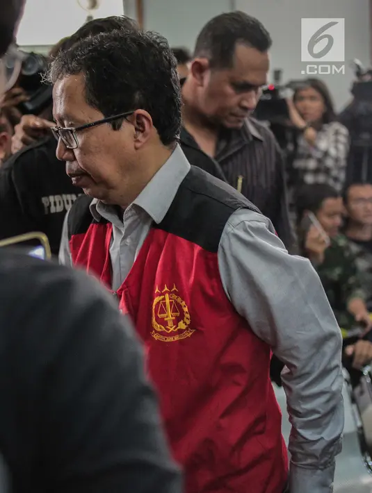 Terdakwa kasus dugaan penghilangan barang bukti pengaturan skor, Joko Driyono saat menjalani sidang putusan di PN Jakarta Selatan, Jakarta, Selasa (23/7/2019). Sebelumnya, jaksa penuntut umum menuntut Joko Driyono dua tahun dan enam bulan penjara karena terbukti bersalah. (Liputan6.com/FaizalFanani)