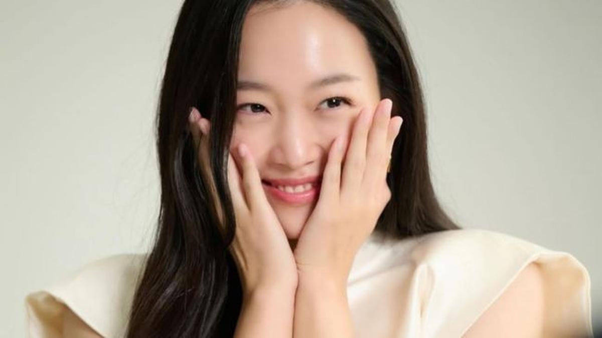 Bintangi UNDERCOVER HIGH SCHOOL, Intip 6 Potret Jin Ki Joo dengan Senyuman dan Visual Cantiknya