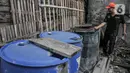 Warga menunjukkan drum untuk mengendapkan air sumur di kampung nelayan Kalibaru, Cilincing, Jakarta Utara, Selasa (22/3/2022). Sementara untuk kebutuhan MCK, warga tetap menggunakan air sumur yang diendapkan terlebih dahulu. (merdeka.com/Iqbal S Nugroho)