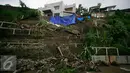Tim SAR memasang terpal untuk mengantispasi terjadinya  longsor susulan di bantaran Kali Code, Yogyakarta, Rabu (30/3). Longsor terjadi akibat hujan deras yang terjadi pada pagi hari. (Liputan6.com/Boy Harjanto)