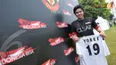 Salah satu fans Manchester United dengan bangga menunjukkan jersey bertanda tangan Dwight Yorke (Liputan6.com/Helmi Fithriansyah)