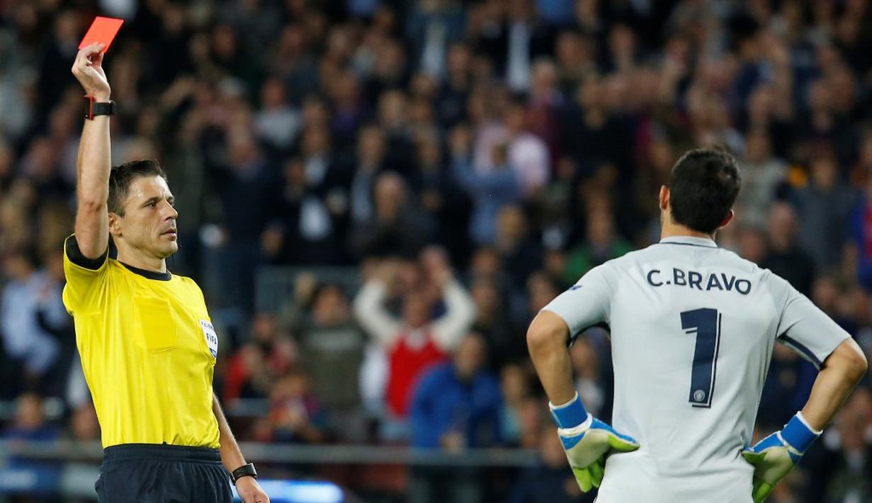 Kiper Manchester City, Claudio Bravo, mendapat kartu merah saat melawan Manchester City dalam laga Grup C Liga Champions di Camp Nou, Barcelona, Kamis (20/10/2016) dini hari WIB. (AFP/Pau Barrena)