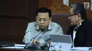 Terdakwa dugaan korupsi proyek e-KTP, Setya Novanto (kiri) berbincang dengan kuasa hukumnya pada sidang lanjutan di Pengadilan Tipikor, Jakarta, Senin (12/3). Sidang mendengar keterangan saksi dan saksi ahli. (Liputan6.com/Helmi Fithriansyah)