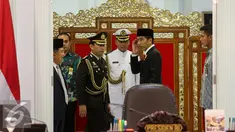 Presiden Joko Widodo dan Wakil Presiden Jusuf Kalla tiba untuk mengikuti rapat Kabinet di komplek Istana Kepresidenan, Jakarta, Rabu (1/9/2015). Rapat membahas krisis ekonomi yang sedang dilanda Indonesia saat ini. (Liputan6.com/Faizal Fanani)