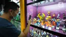 Pengunjung memfoto mainan khusus kolektor pada  toko mainan terbesar di Indonesia Multi Toys di QBIG, Seprong, Tangerang Selatan, Banten, kKamis (25/11/2021). Di masa pandemi dan paska pandemi, penjualan mainan meningkat signifikan. (merdeka.com/Arie Basuki)