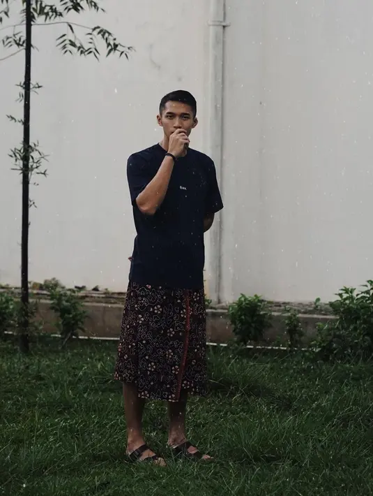 <p>Mengusung tema kain, Jonatan Christie memilih kain batik sebagai bawahan, dipadunya dengan t-shirt hitam, dan sandal. Foto: Instagram.</p>