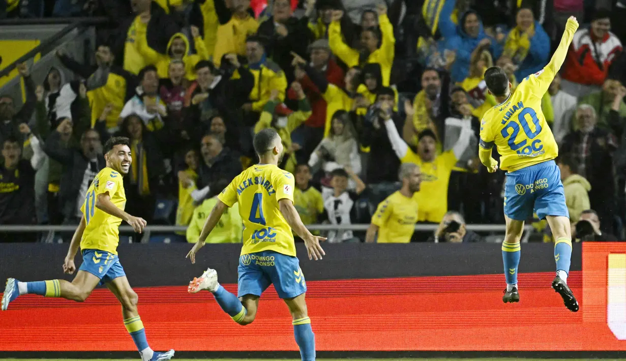 Pemain Las Palmas merayakan gol yang dicetak oleh Kirian Rodríguez ke gawang Atletico Madrid pada laga Liga Spanyol di Stadion Gran Canaria, Sabtu (4/11/2023). (AFP/Javier Soriano)