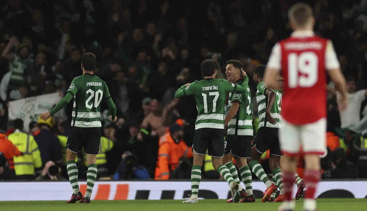 <p>Sporting CP menyamakan skor lewat gol spektakuler Pedro Goncalves di babak kedua. (AP Photo/Ian Walton)</p>