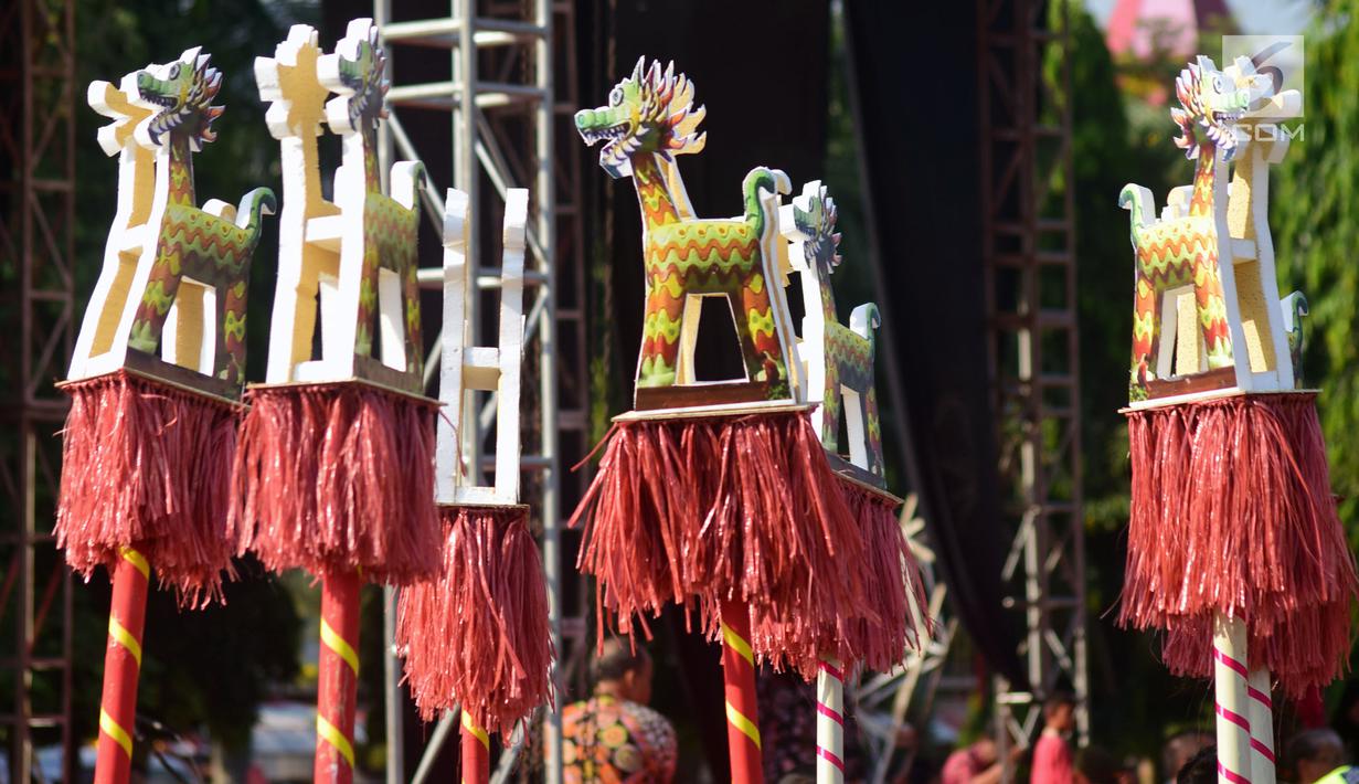 Replika hewan berbentuk kepala naga dan bertubuh kuda terlihat selama Karnaval Dugderan di Lapangan Simpanglima Semarang, Senin (14/5). Tradisi ini diperkirakan sudah dimulai sejak tahun 1881. (Liputan6.com/Gholib)