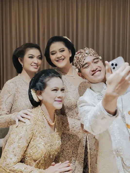 Saat pernikahan Kaesang dan Erina, Kahiyang dan Selvi tampil dengan kebaya coklat berpayet lengkap dengan sanggul khas perempuan Jawa. [@kaesangp]
