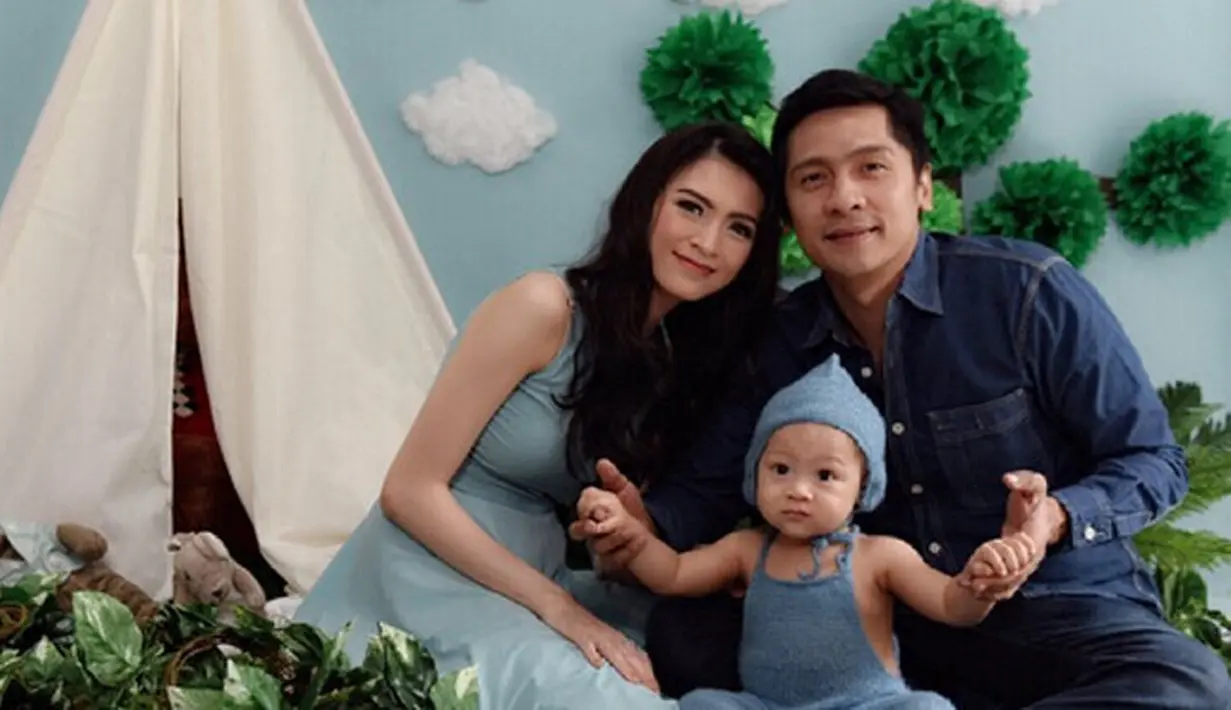 Adi Nugroho dan Donita menikah di kawsasn MH Thamrin pada 6 September 2014. Dari pernikahan itu, mereka dikaruniai seorang anak yang mereka beri nama, Alfarizqy Ataris Svarga Nugroho, yang lahir pada 12 November 2015 lalu. (Instagram/donitabhubiy)