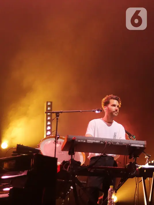 Keyboardis grup band One Republic Brian Willett saat tampil pada Woke Up Fest 2023 di Istora Senayan, Jakarta, 25 Februari 2023. Band beraliran pop rock asal Amerika Serikat tersebut tampil memukau dengan membawakan sejumlah lagu di antaranya Secrets dan Good Life dari album Waking Up. (Kapanlagi.com/Bambang E. Ros)