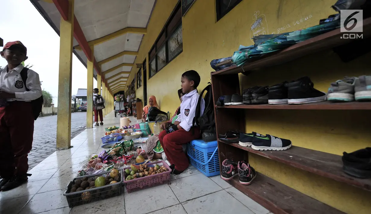 Kondisi kantin sekolah yang berada di teras depan kelas Sekolah Dasar (SD) Negeri 2 Bowongso, Kecamatan Kalikajar, Wonosobo, Jawa Tengah (2/4). (merdeka.com/Iqbal S. Nugroho)