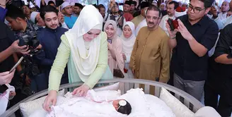 Rona bahagia pastinya tengah dirasakan Siti Nurhaliza dan Datuk Seri Khalid lantaran setelah 11 tahun akhirnya mereka dikaruniai seorang buah hati. Senin, 19 Maret 2018 Siti melahirkan bayi perempuan. (Instagram/ctdk)