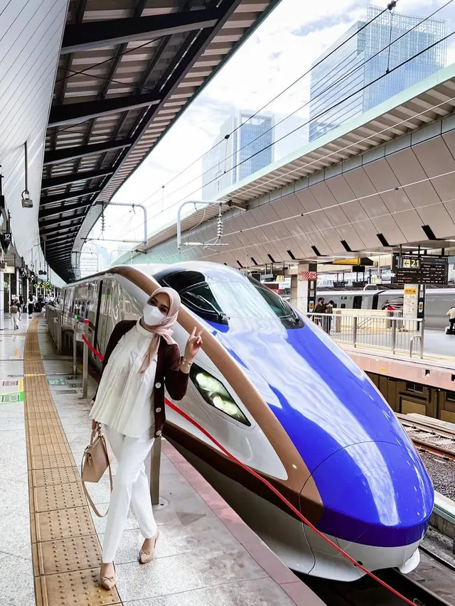Sewa Satu Gerbong, Ini 6 Potret Syahrini Naik Kereta Shinkansen dengan Lega