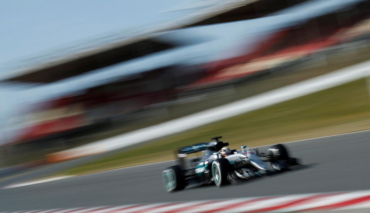 Pebalap Mercedes, Lewis Hamilton, berada di posisi kelima dengan waktu 1 menit 24,133 detik pada sesi sore hari keempat tes pramusim F1 2016 di Sirkuit Catalunya, Barcelona, Spanyol, Jumat (4/3/2016). (Reuters/Albert Gea)