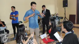 Pembawa berita Zulfikar Naghi berbincang dengan pembawa acara dan kontestan News Presenters Competition EGTC 2016 di Universitas Gadja Mada, Yogyakarta, Kamis (3/11). (Liputan6.com/Helmi Affandi)