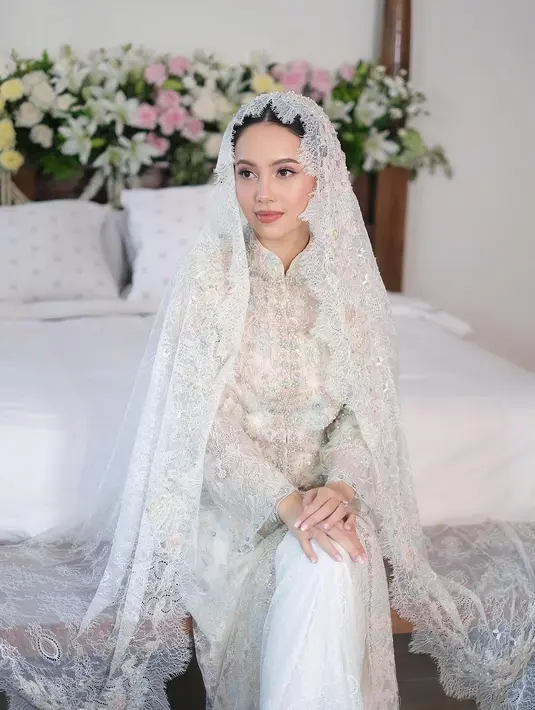 Tunangan Omar Armandiego Soeharto ini mengunggah foto-foto acara pengajian dengan penampilan yang menarik perhatian. [@anggikabolsterli].