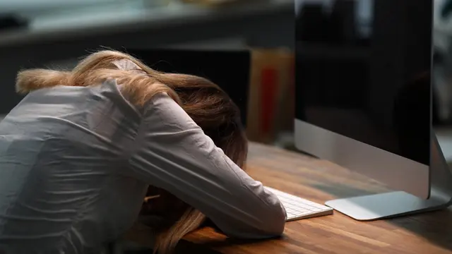 ilustrasi komputer mati sendiri