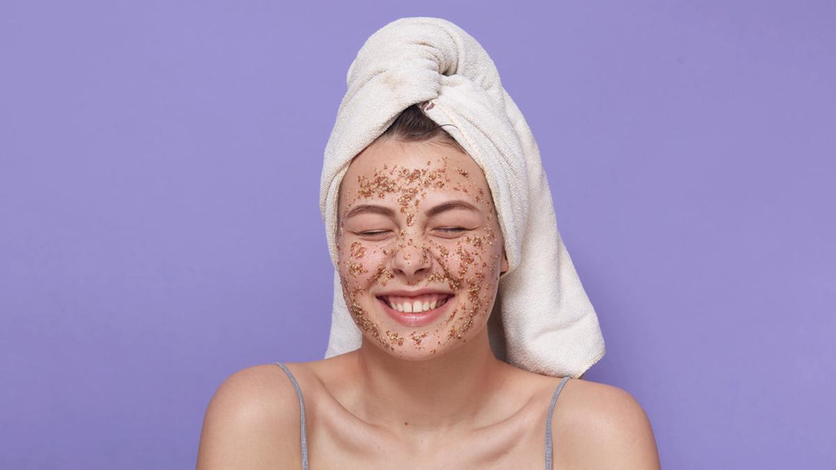 Salt Scrub vs Sugar Scrub, Mana yang Lebih Baik untuk Eksfoliasi Kulit Wajah?