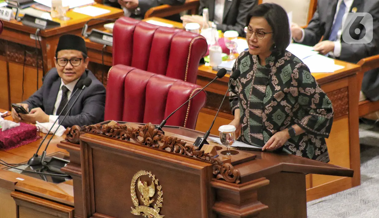 Menteri Keuangan Sri Mulyani (kiri) menyampaikan laporan pemerintah terkait RUU APBN 2023 saat Rapat Paripurna DPR RI di kompleks Parlemen, Jakarta, Kamis (29/9/2022). Agenda rapat paripurna kali ini adalah pembicaraan tingkat II/pengambilan keputusan atas RUU tentang APBN tahun anggaran 2023. (Liputan6.com/Angga Yuniar)