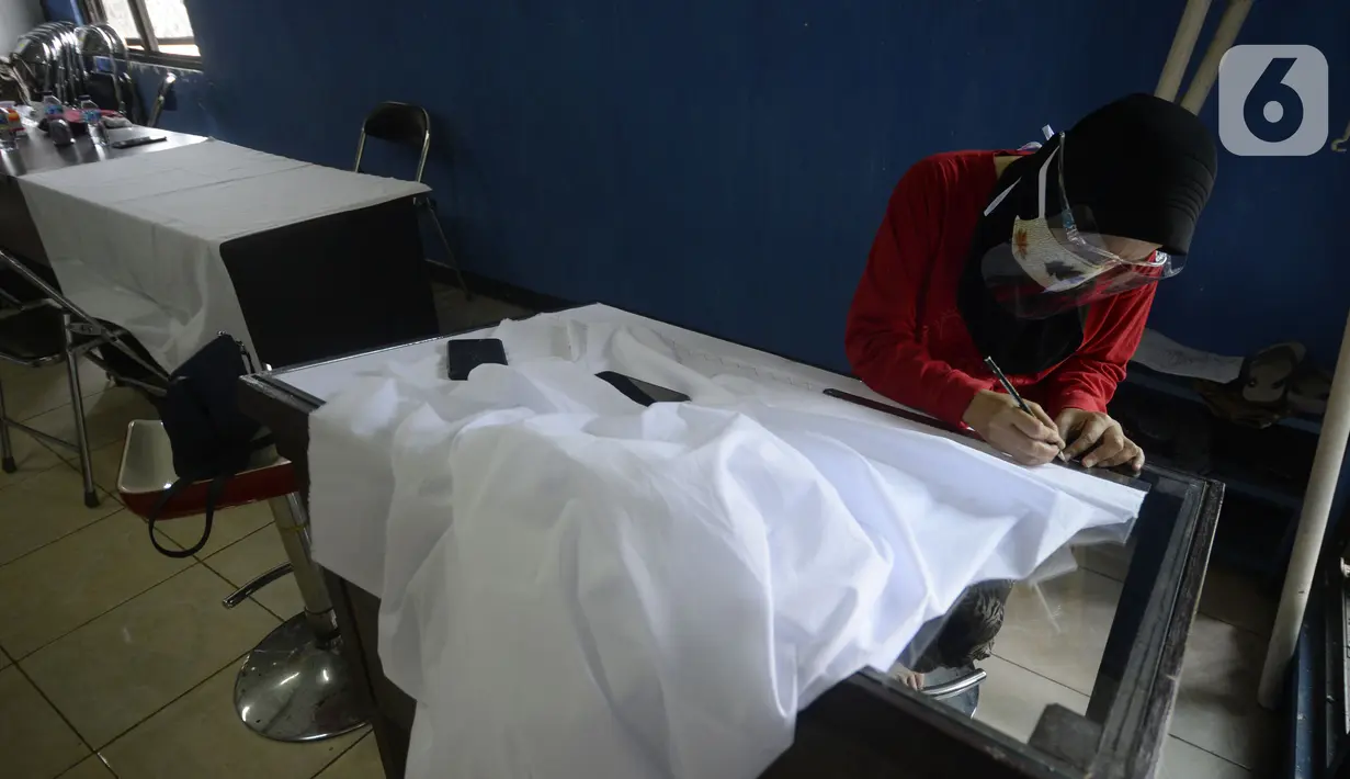Ibu rumah tangga menyelesaikan pembuatan batik kembang mayang di Kampung Batik, Kelurahan Larangan Selatan, Kota Tangerang, Banten, Rabu (26/8/2020). Di tempat yang menjadi destinasi wisata tersebut kita bisa melihat langsung pembuatan dan mengikuti pelatihan membatik. (merdeka.com/Dwi Narwoko)