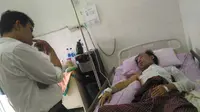 Sukma Hidayat, aktivis Ormas Jaringan 98 dirawat di RS AK Gani setelah terkena siraman air raksa (Liputan6.com/Nefri Inge)