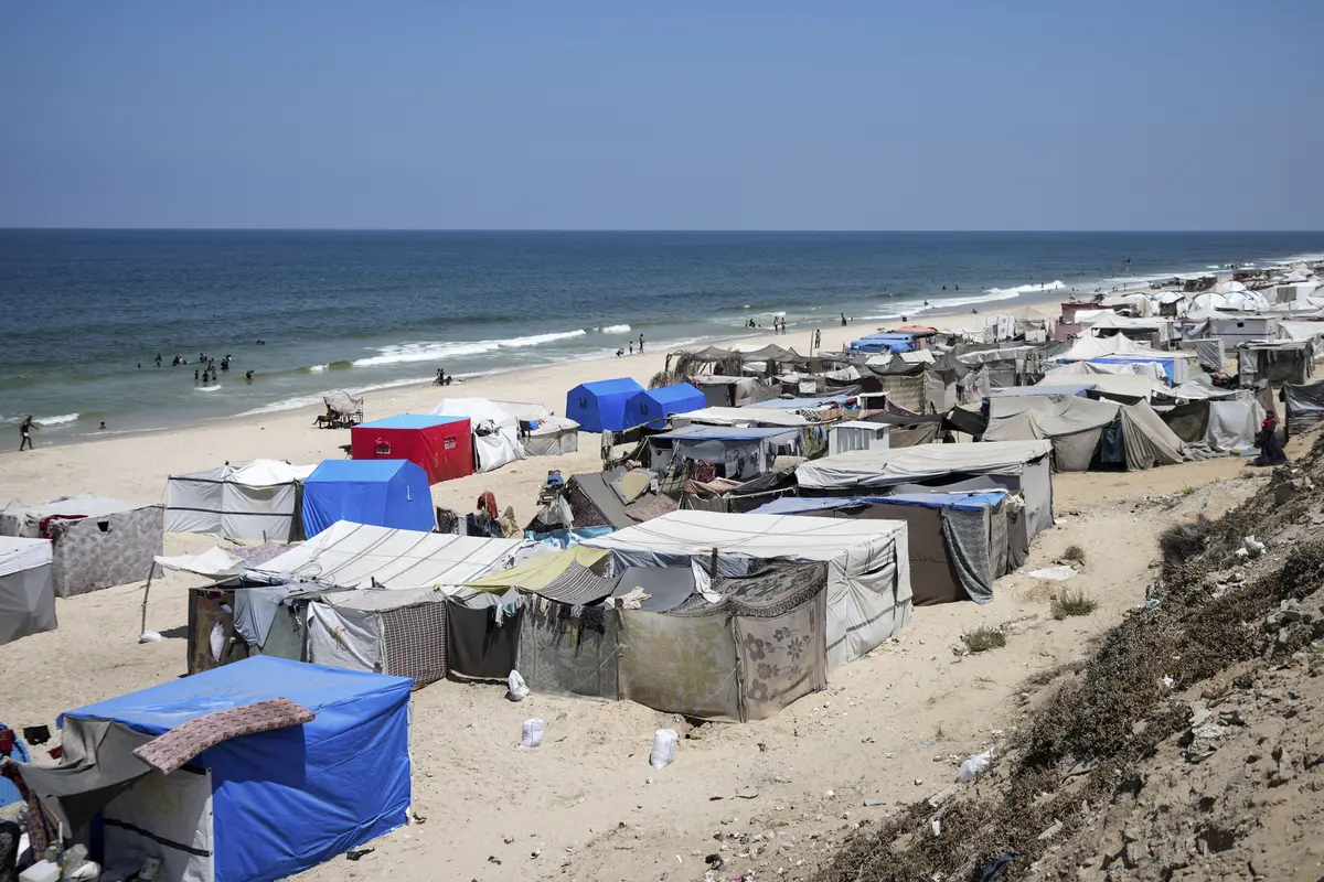 Tenda-tenda Pengungsi Palestina Padati Tepi Pantai