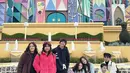 Tak kalah ramai, Andhika Pratama dan Ussy Sulistiawaty memboyong semua buah hatinya liburan di Jepang. Berbagai keseruan dibagikan oleh keduanya lewat media sosial masing-masing. Mulai dari keseruan di Disneyland Tokyo, hingga main salju. Pasanga artis ini begitu bahagia melihat anak-anaknya begitu menikmati liburan kali ini. (Liputan6.com/IG/@andhiiikapratama)