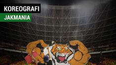 Jakmania membentangkan spanduk macan raksasa saat Persija Jakarta taklukkan Johor Darul Ta'zim.