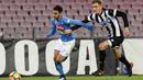 Pemain Napoli, Adam Ounas (kiri) melewati adangan pemain Udinese, Pawel Bochniewicz pada laga Coppa Italia di San Paolo stadium, Naples, (19/12/2017). Napoli menang 1-0.  (Ciro Fusco/ANSA via AP)