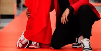 Thariq Halilintar dan Fuji tampil sebagai pasangan swag dan edgy memakai dress dan jas dengan kombinasi warna merah-hitam (Foto: Instagram @thariqhalilintar)