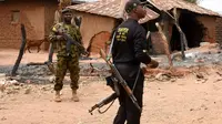 Personel keamanan di negara bagian Plateau pada 12 April setelah rumah-rumah dibakar selama serangan oleh bandit dan pemberontak [Foto oleh AFP]