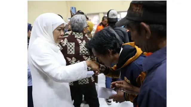 Khofifah Indar Parawansa juga bersalaman dengan warga yang pulang dari Wamena.