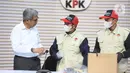 Ketua Komisi Pemberantasan Korupsi (KPK), Setyo Budiyanto (kiri) berbincang dengan petugas yang memperlihatkan barang bukti Operasi Tangkap Tangan (OTT) di Kantor Imigrasi Jakarta Barat, Gedung Merah Putih KPK, Jakarta, Kamis (4/6/2026). (Liputan6.com/Helmi Fithriansyah)
