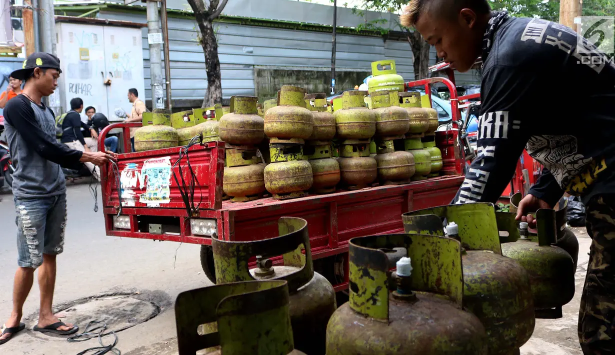 Pekerja memindahkan tabung gas LPG 3 Kg untuk dijual ke warung-warung di salah satu pangkalan LPG kawasan Sunter, Jakarta Utara, Jumat (21/7). (Liputan6.com/Angga Yuniar)