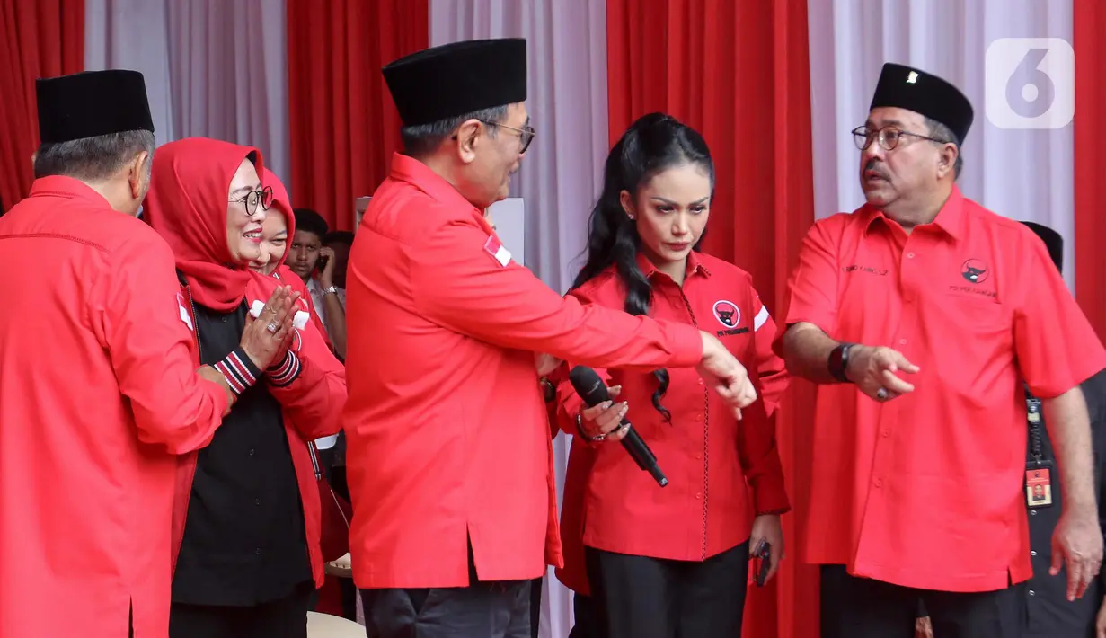 Dewan Pimpinan Pusat (DPP) Partai Demokrasi Indonesia Perjuangan (PDIP) menggelar Upacara Pengibaran Bendera Merah Putih di Halaman Parkir Masjid At Taufiq, Lenteng Agung Jakarta Selatan, Minggu (1/6/2025). (LIputan6.com/Herman Zakharia)