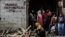 Sejumlah warga saat penertiban bangunan di kawasan bantaran Kali Ciliwung, Kelurahan Bukit Duri, Tebet, Jakarta, Selasa (11/7). Sebanyak 345 bidang bangunan ditertibkan hari ini dengan target 333 kepala keluarga (KK). (Liputan6.com/Faizal Fanani)