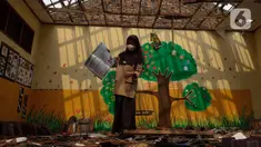 Murid Sekolah Dasar Negeri (SDN) Setiamekar 03 Tambun Selatan melihat ruangan kelas yang atapnya ambruk, Kabupaten Bekasi, Jawa Barat, Selasa (12/12/2023). (merdeka.com/Imam Buhori)