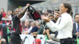 Laga bertajuk Derby della Madonnina ini berakhir dengan skor 3-2 untuk kemenangan Rossoneri. (AP/Luca Bruno)