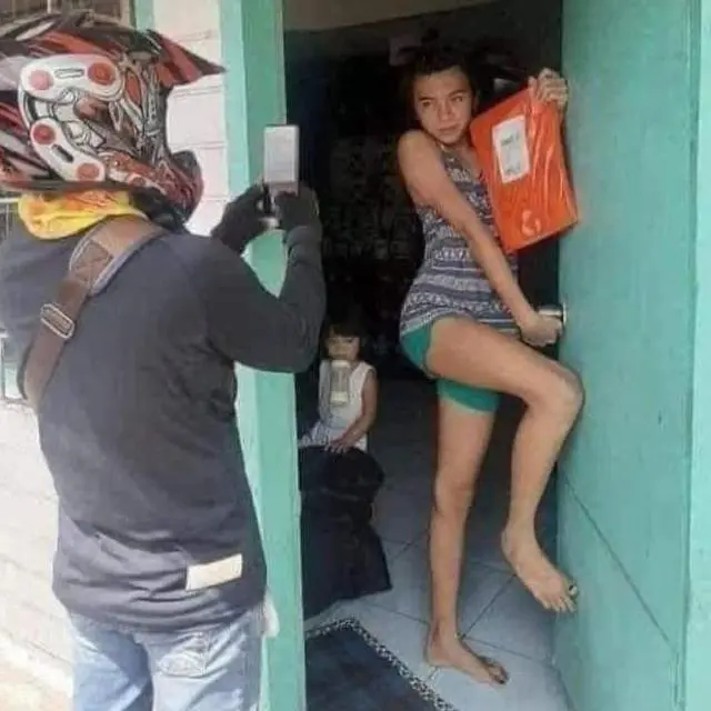 6 Pose Kocak Cowok Terima Paket, Kurir Jadi Geleng Kepala