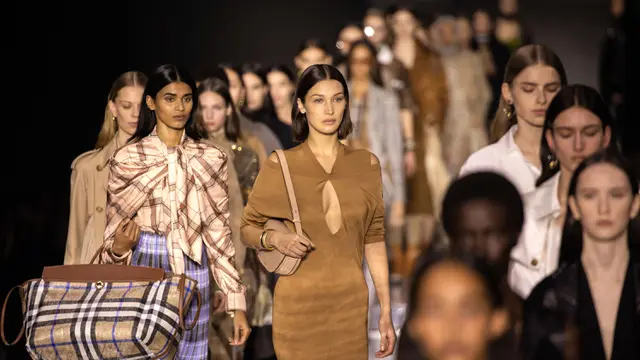 Gaya Bella dan Gigi Hadid di London Fashion Week 2020