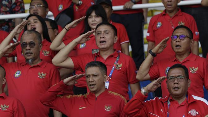 Ketua Umum PSSI, Mochamad Iriawan, memberikan dukungan untuk Timnas Indonesia U-22 saat melawan Thailand pada SEA Games 2019 di Stadion Rizal Memorial, Manila, Selasa (26/11). Indonesia menang 2-0 atas Thailand. (Bola.com/M Iqbal Ichsan)