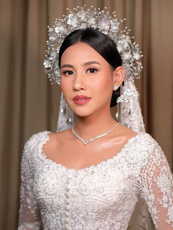 Pesona Flawless Shenina Cinnamon Dipulas Makeup Soft Glam di Hari Pernikahannya dengan Angga Yunanda