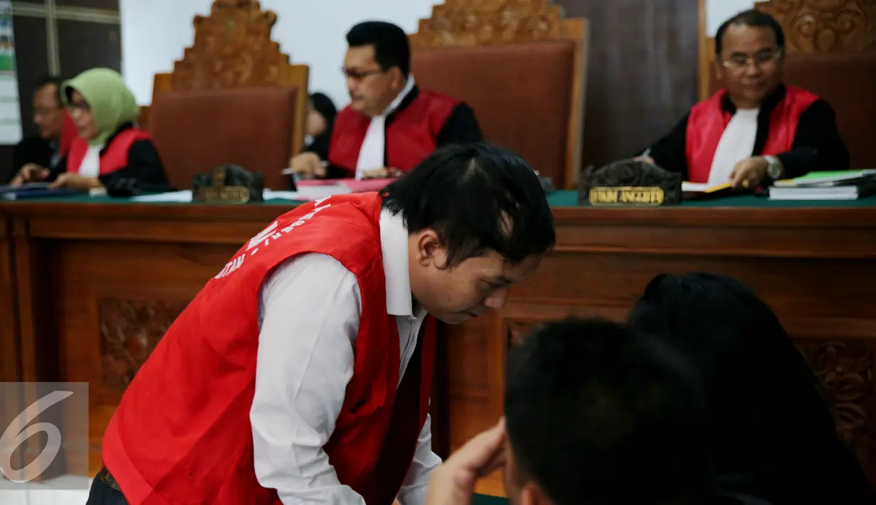 Hengky Kawilarang berbincang dengan kuasa hukumnya saat sidang putusan di Pengadilan Negri Jakarta Selatan, Kamis (27/8/2015). Dalam sidang putusan tersebut, Hengki terbukti bersalah melakukan penggelapan uang milik Jeng Ana. (Liputan6.com/Faisal R Syam)