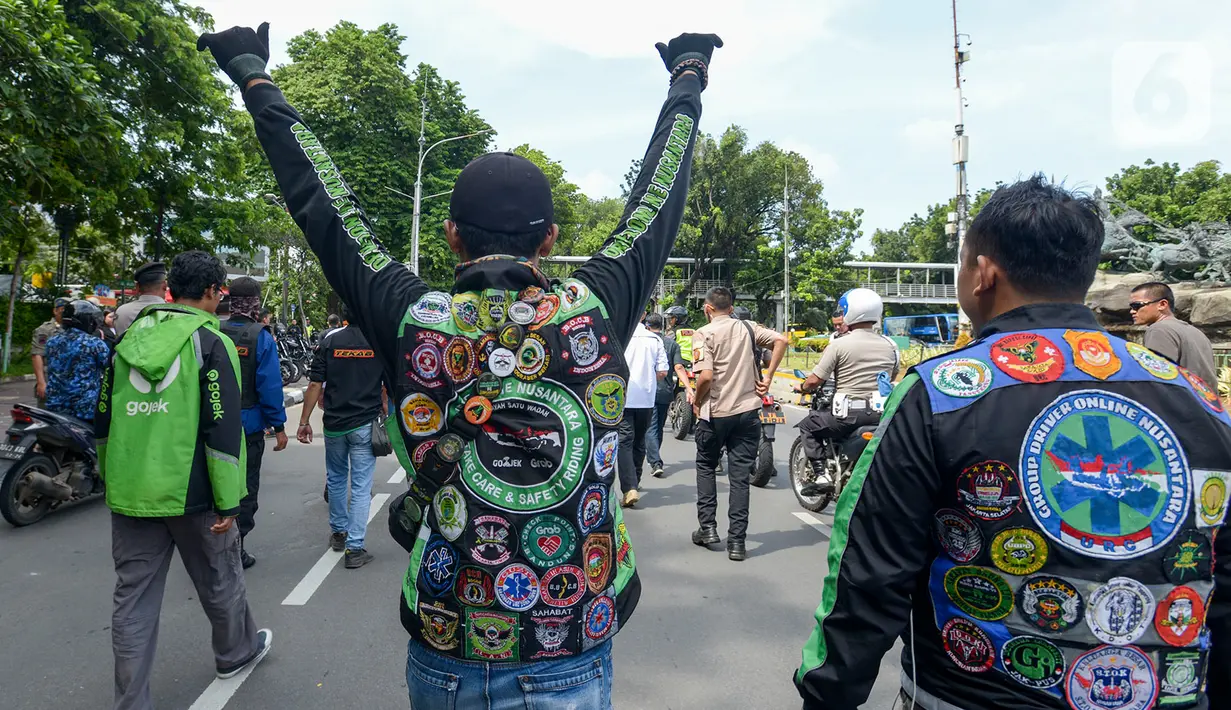 Pengemudi ojek online (ojol) menuju Kementerian Perhubungan (Kemenhub) untuk berunjuk rasa di Jakarta, Rabu (15/1/2020). Mereka mengajukan dua tuntutan yaitu payung hukum dan mengubah skema tarif dan berharap DPR serta pemerintah membuat Undang-undang (UU) terkait ojol. (merdeka.com/Imam Buhori)